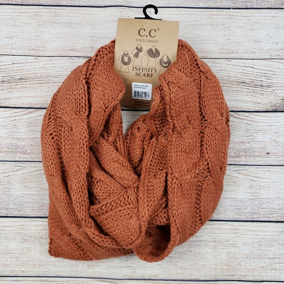 Solid cable knit C.C infinity scarf - Picture 3 of 3